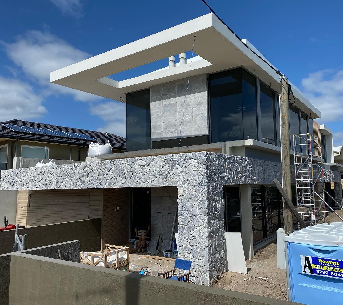 4,500 pieces, 750 hours later and we are absolutely stoked with how good this free form wall cladding looks. 
Can&rsquo;t wait to see the glass installed above it for the infinity pool edge.
Landscaping to come soon

Builder @larsenhomesptyltd 
Stone