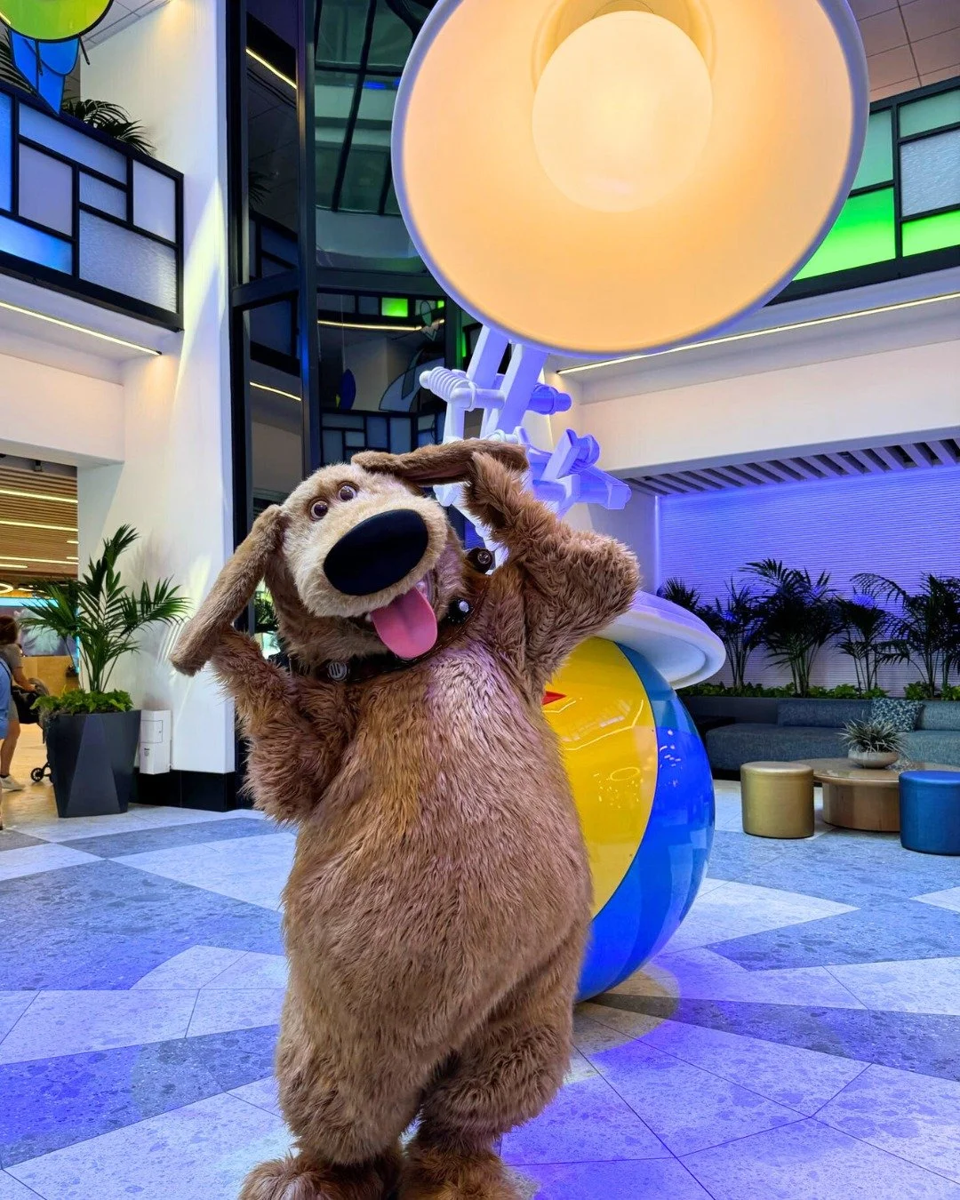 🐾 SQUIRREL! 🐾
Doug from Up has made himself right at home at the Pixar Place Hotel, and guests are loving every second of his meet &amp; greet! ✨ Staying onsite at the Disneyland Resort means you never know what kind of magic (or furry friend) you&