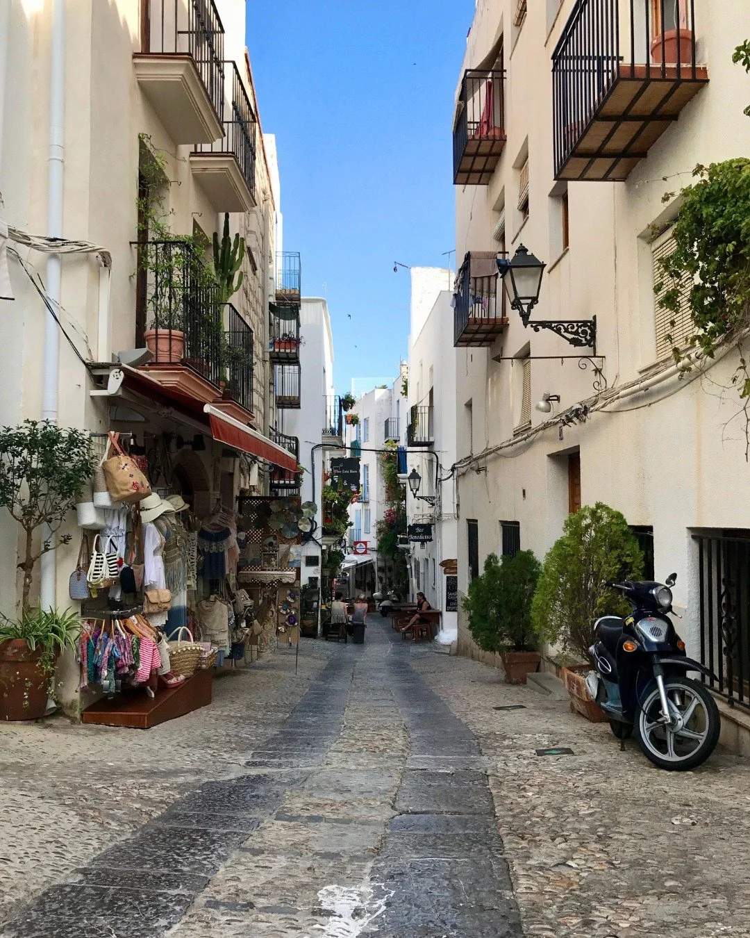 🇪🇸✨ Dreaming of Europe but not sure where to start? Let’s talk Valencia, Spain — one of Spain's most underrated gems. 🌊🌆
From futuristic architecture to sun-soaked beaches, colorful markets, and that perfect plate of paella 🍤, Valen