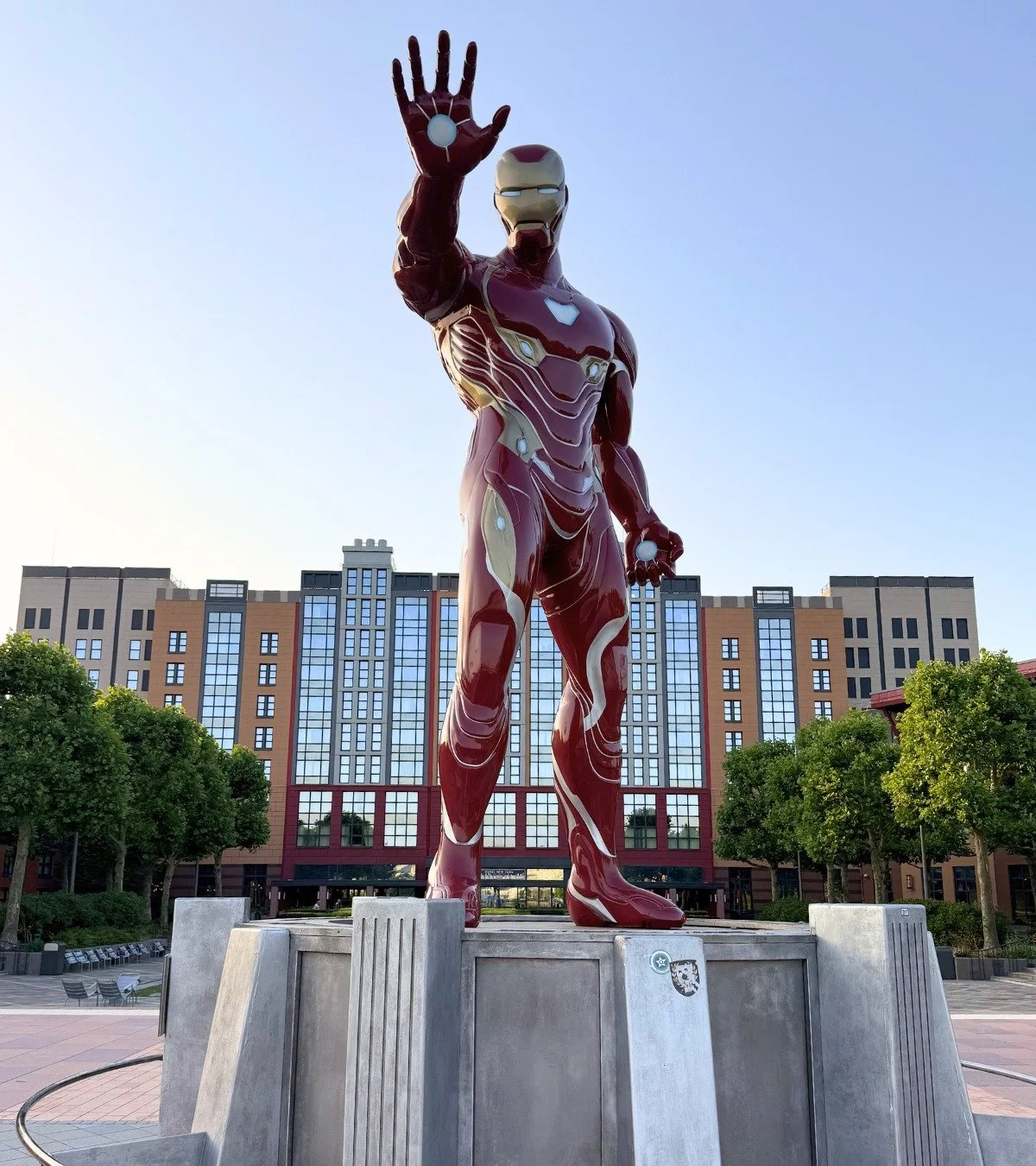 Proof that not all heroes wear capes&hellip; some check into Disney's Hotel New York &ndash; The Art of Marvel. ❤️✨

Here&rsquo;s what makes this hotel stand out at Disneyland Paris:
&bull; A sleek, Manhattan-inspired design
&bull; Over 350 pieces of