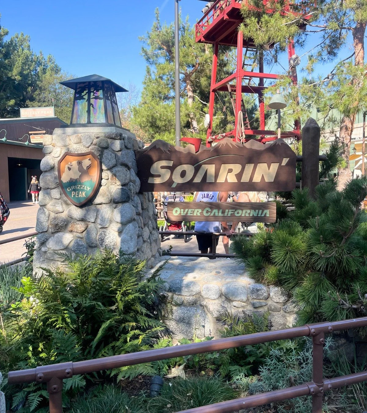 If you know, you know&hellip; that iconic orange grove scent just hits different. 🍊✨

You can still experience the original Soarin' Over California at Disney California Adventure Park&mdash;and yes, it&rsquo;s just as nostalgic as you remember.

Loc