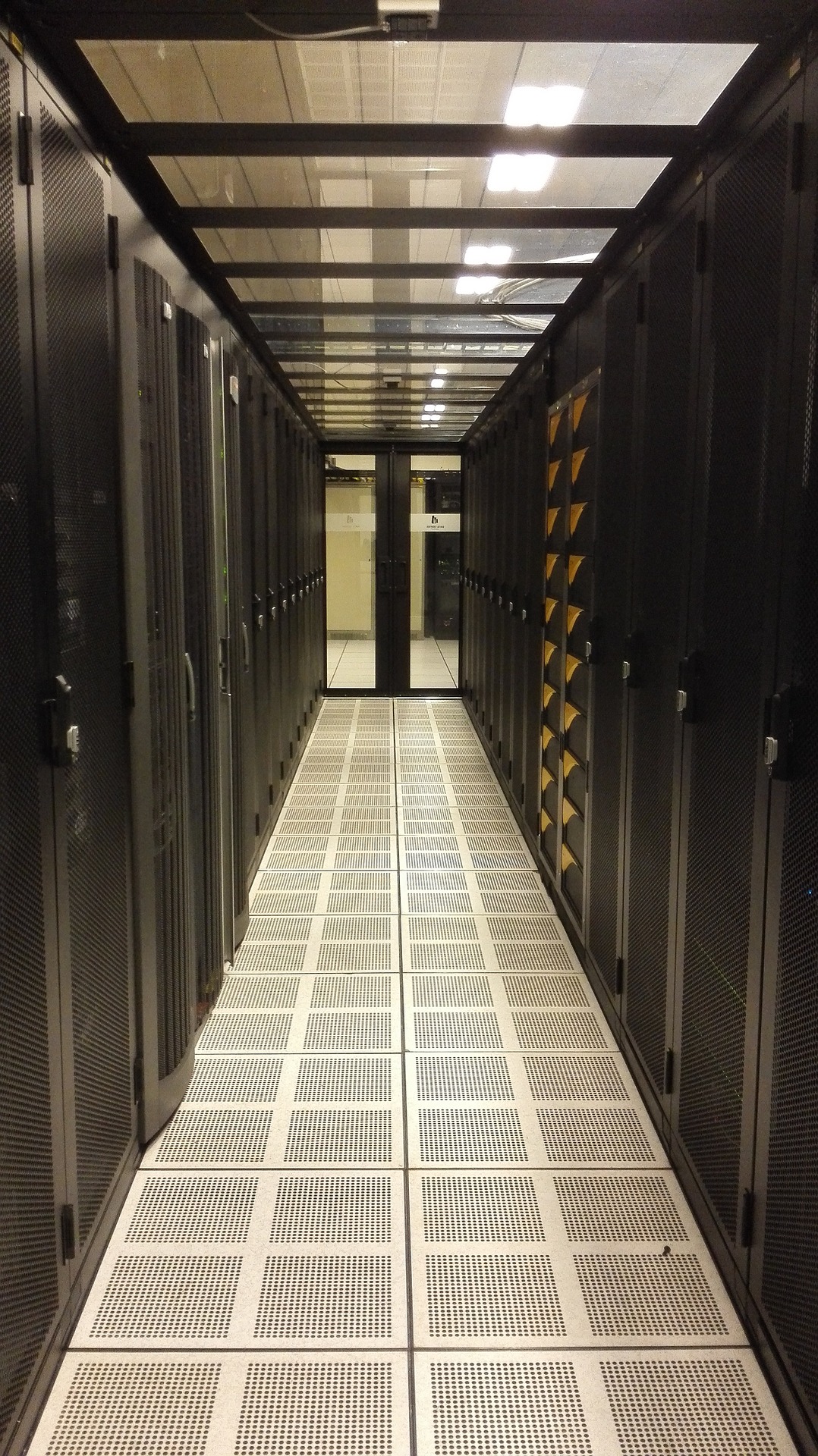 server-room-1376349_1920.jpg