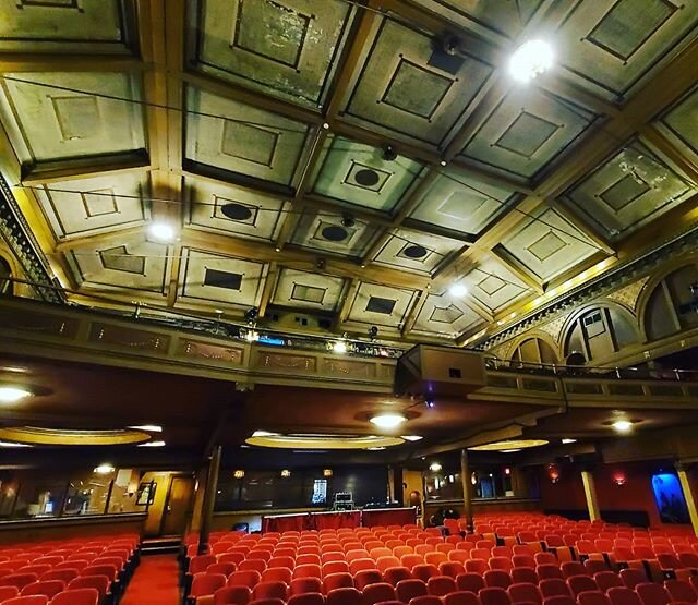 Tarrytown Music Hall, the last stop for us with the amazing @squeezeogram. The last time I played here the house historian told me it was haunted