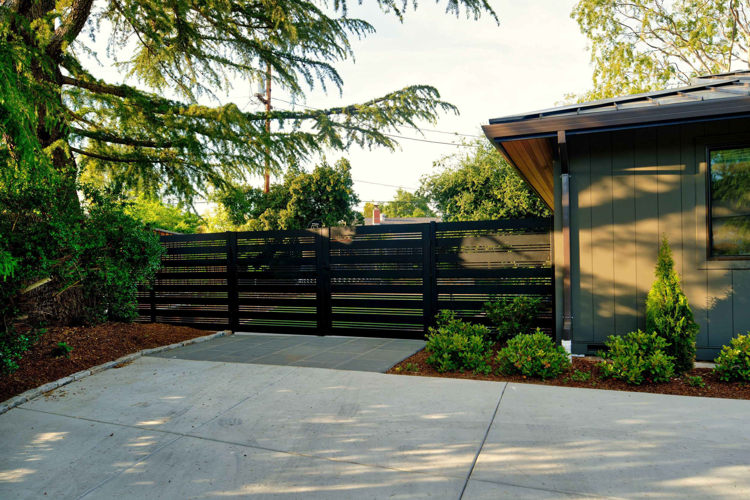 metal side gate