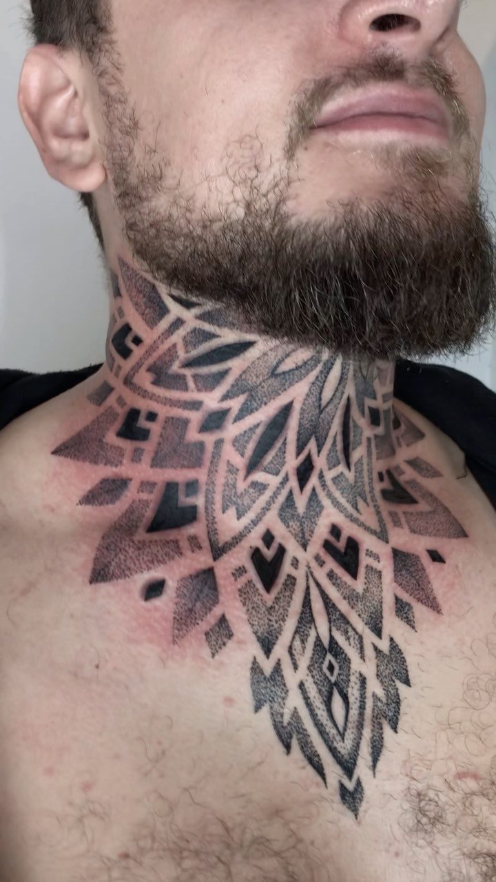 Neckwork for Seb in 2 sessions, sat like a stone🙌 Thanks for your trust!
.
#goldengooselab #spiegelblatt #berlintattoo #tattooberlin #berlintattooatelier #tattooatelierberlin #friedrichshaintattoo #femaletattooerberlin