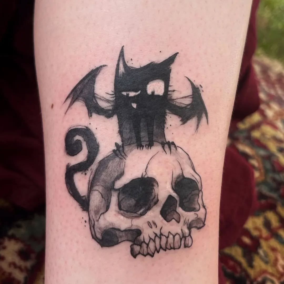 Skull & Kitty awesome Work by @lylicious.ink ❤️ Done at CoM24 @realms_of_mythodea
.
#goldengooselarp #lyliciousink #com24 #conquestofmythodea #larptattoo #tattoolarp #goldengooselab