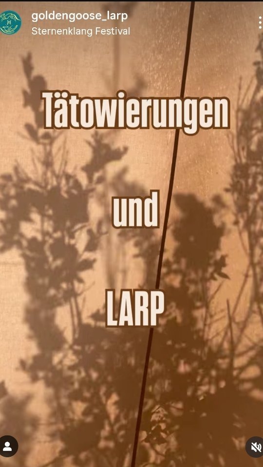 Hier ein atmosphärischer Einblick in unser Tintenlager auf dem @sternenklang_festival 2025! Wir sind die Goldenen Gänse aus Berlin und fliegen immer wieder Richtung neue Abenteuer!
#Larptattoo #sternenklangfestival #goldengooselarp