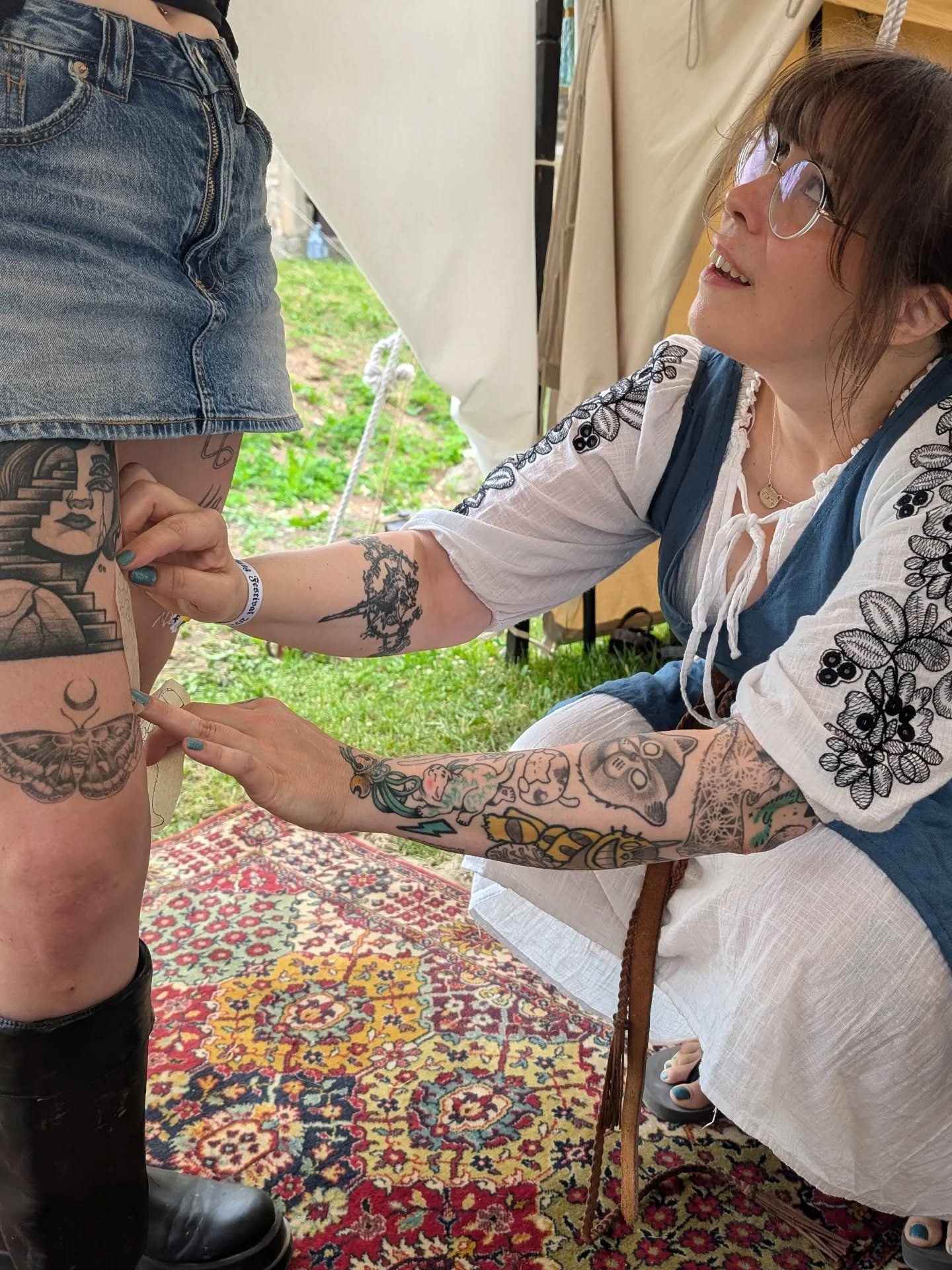 @lylicious.ink working a beautiful commission on a tremendous person. ❤️
.
#goldengooselarp #goldengooselab #sternenklangfestival #larptattoo