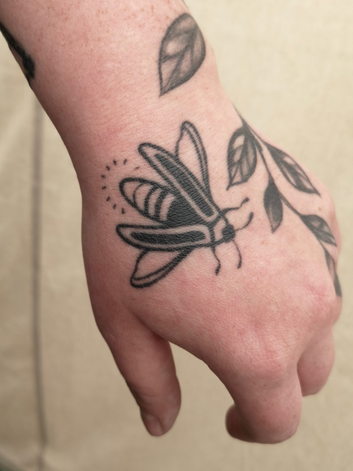 Healed handpoke tattoos (1year) by our needle maniacs @tici.flaam (1-3, horse healed, bunny fresh) and @spiegelblatt (5-7, left goat fresh, right one healed). Thanks for showing up again! :D
.
#goldengooselab #goldengooselarp #sternenklangfestival #t