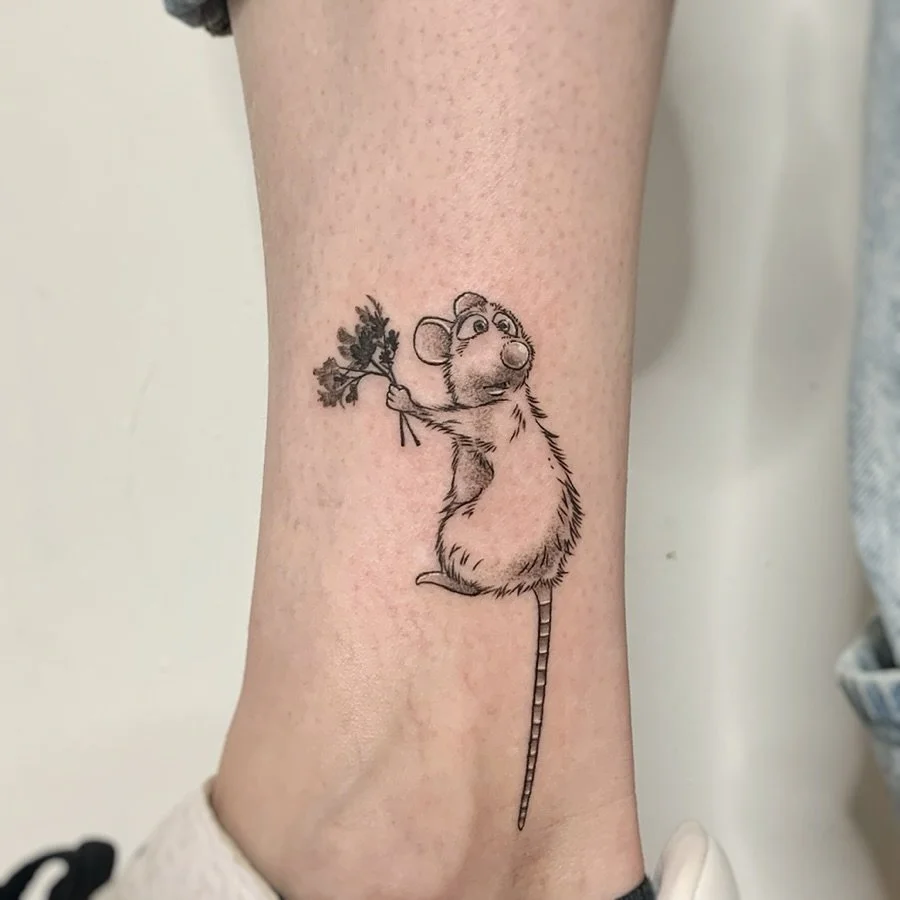 •REMY•
_______
Little cook Remy from #pixar „Ratatouille“ to celebrate completing training/ apprenticeship as a chef.
Done @goldengooselab
I‘d love to tattoo more stuff like this ❤️
.
#disney #pixaranimation #pixarta