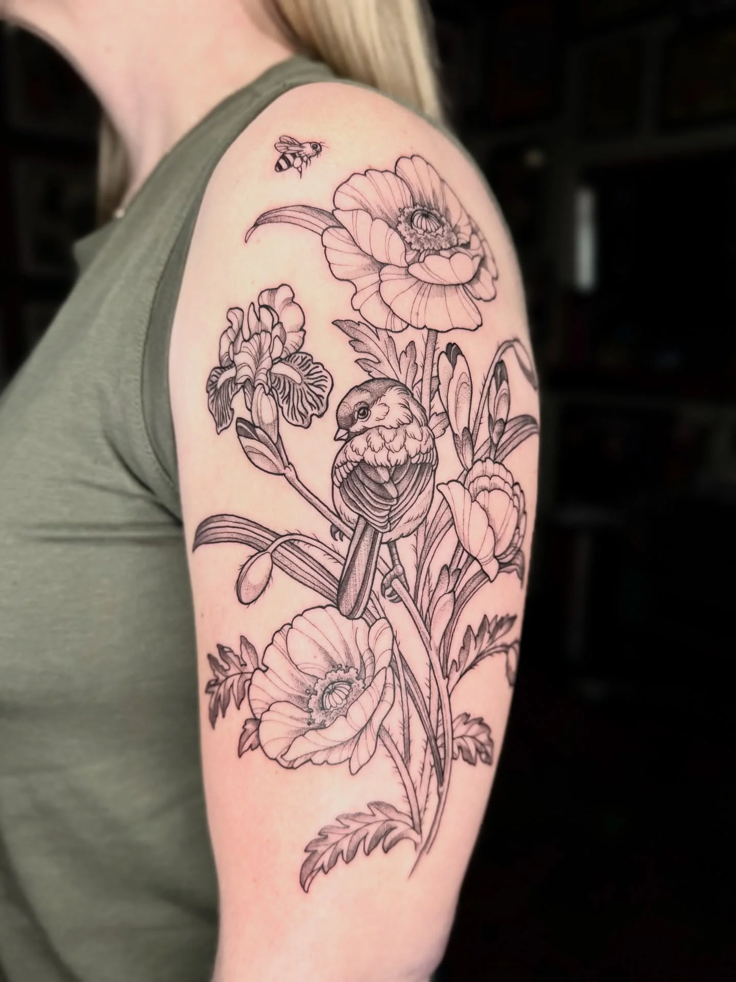 Chickadee, Iris and Poppies on Erin’s arm, done @tigerclawtattoo last week.
•
•
•
@pepax.official #flowertattoo #florals #lineworktattoos #animaltattoodesign #berlintattoo #femaletattooartist #blacktattoos #botanicaltattoo #botan