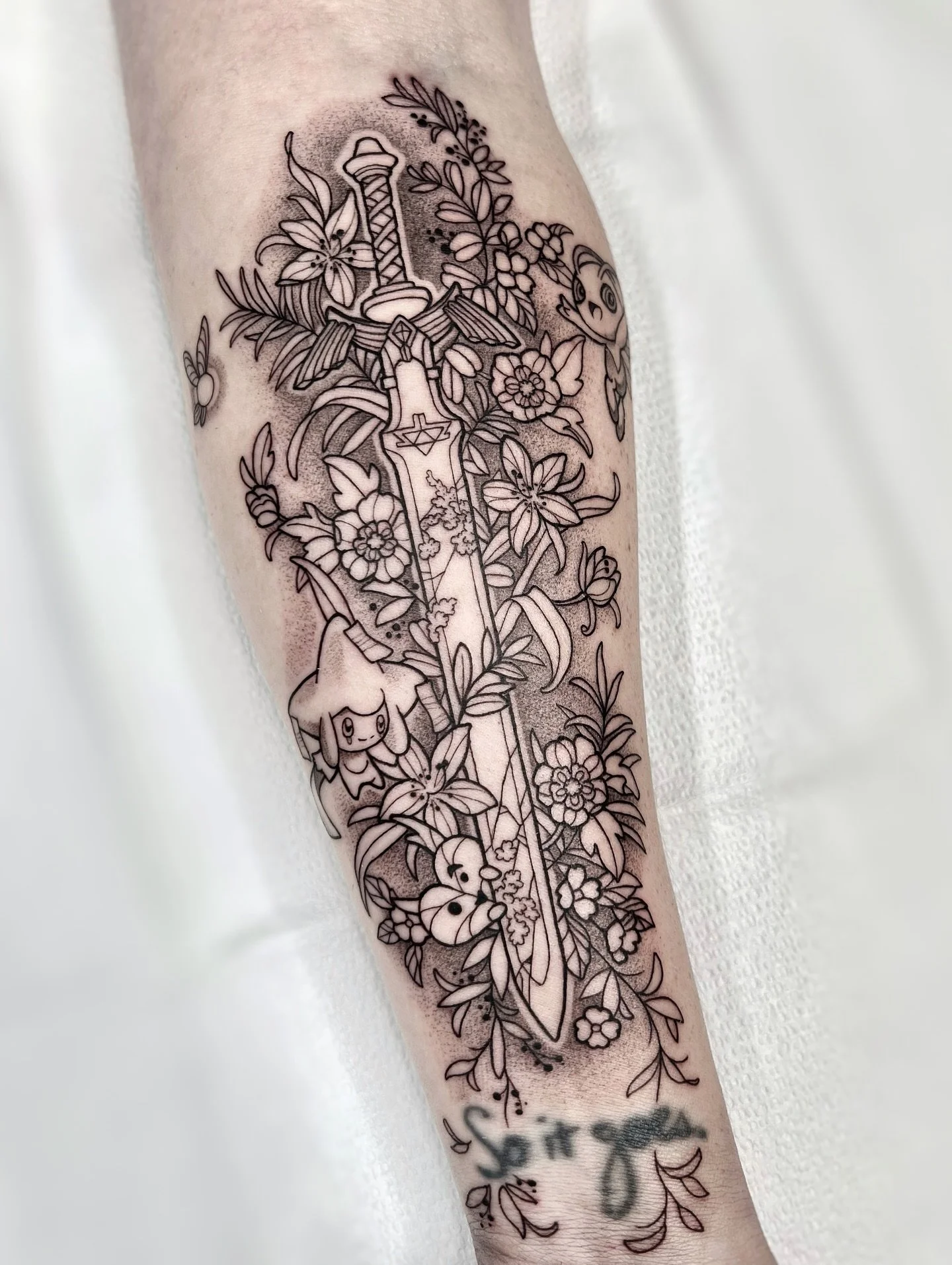 Amandas new tattoo combines her love for different video games in one design plus we got to integrate an older tattoo (not done by me). 
I’m very happy with the result, thank you for your trust Amanda! 
•
•
•
#legendofzelda #vide