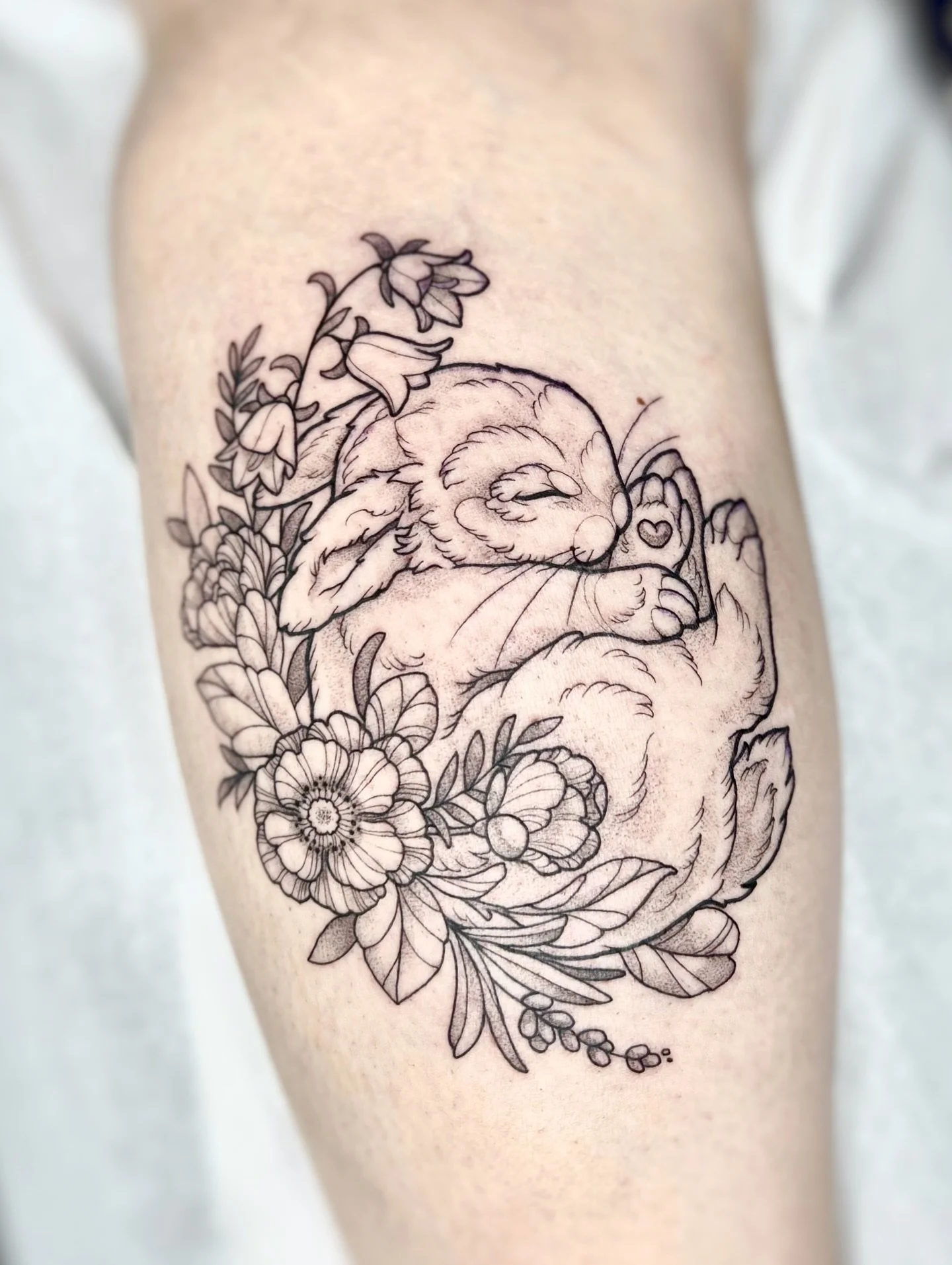 🌼 🐰 🌿
• sleeping bunny with wildflowers from my flash sheet for Janina •
•
•
•
#animaltattoo #bunniesofig #lineworktattoo #kawaii #germantattooers #femaletattooartist #berlintattooers #nyctattooers