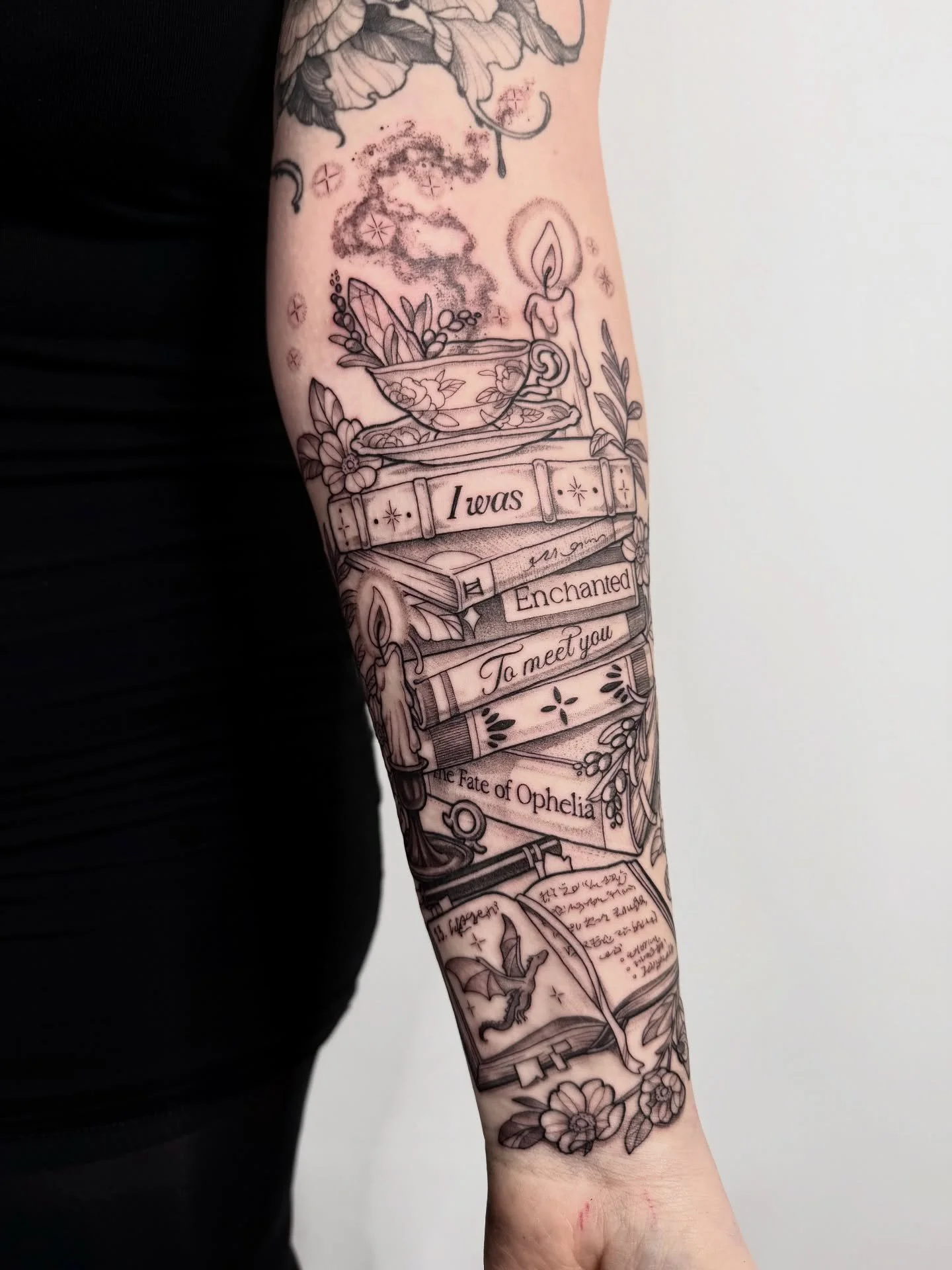 Maike is a huge Taylor Swift and fantasy book fan, with a big collection of tea cups, so of course we had to combine it all in one tattoo! 💖 looking forward to the next session with you!