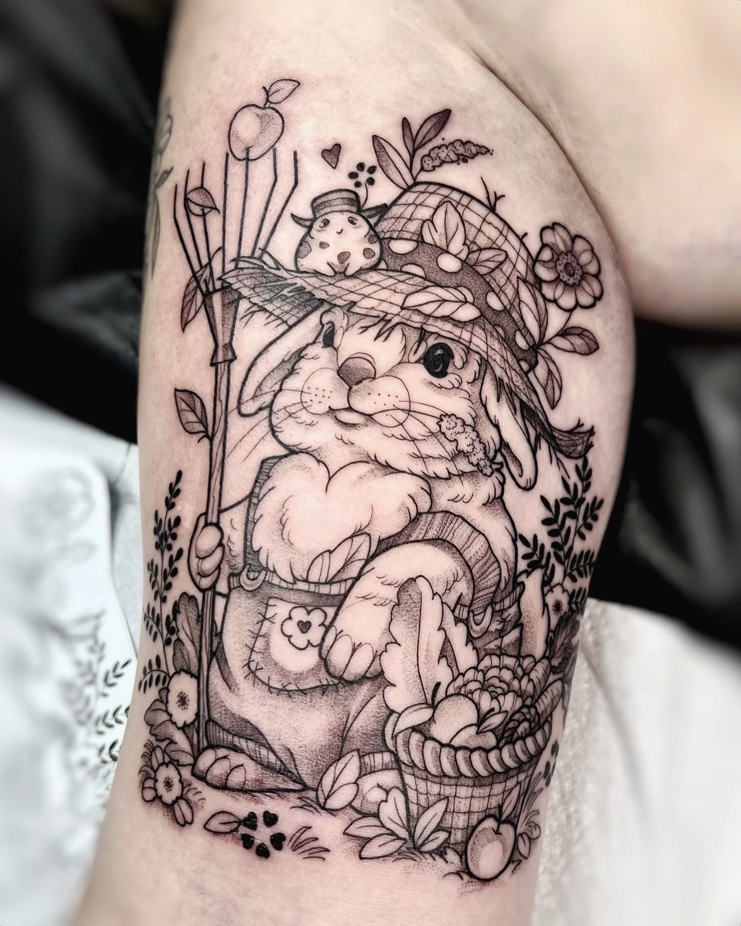 🍏 Farmer Bunny and his assistant toad getting the harvest ready for thanksgiving 🍎 they are just in need for a talented cook to prepare the feast 😅 
&bull;
&bull;
&bull;
Done with @pepax.official 
#thanksgiving #thanksgivingdecor #bunnysofinstagra