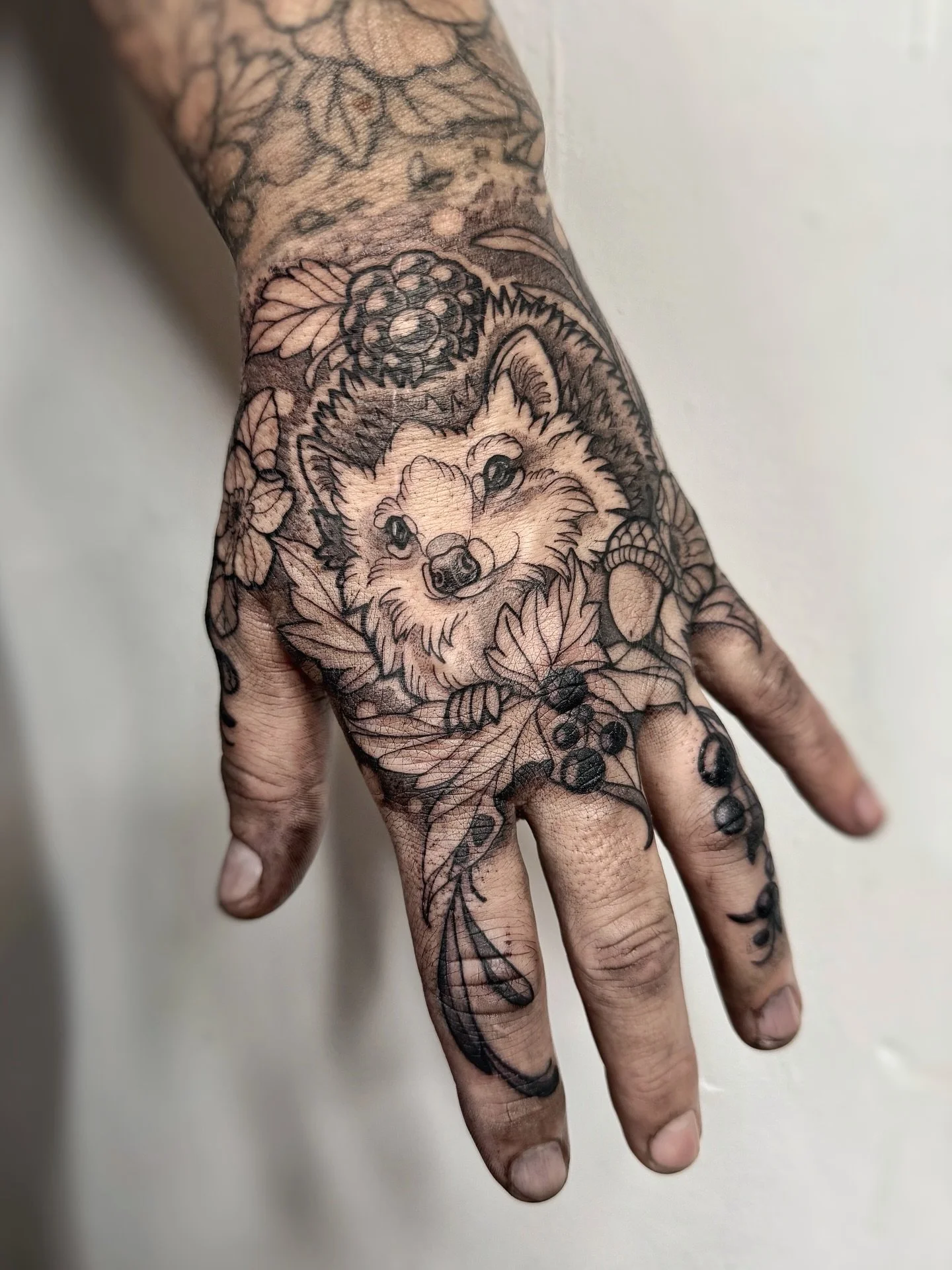 Sweet sweet hedgehog Erwin Frowin is getting ready for his winter sleep. Thank you Steffi for committing your hand and fingers for this one! 
&bull;
&bull;
&bull;
Done with @pepax.official 
#hedgehog #wintersleep #winteriscoming #handtattoo #smalltat