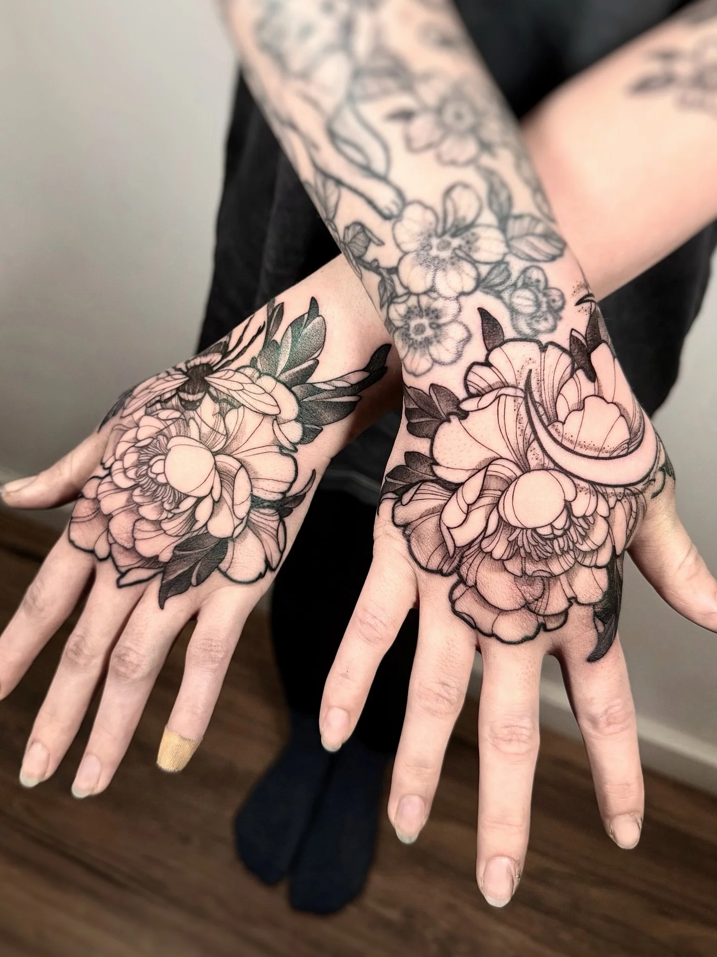 Peony flowers for Christin 🌸 both hands done in one quiet cozy session full of game talk and audio books. At least it felt like this for me 😅 thanks Christin for sitting like a rock (again) 💝
&bull;
&bull;
&bull;
Done with @pepax.official 
@golden