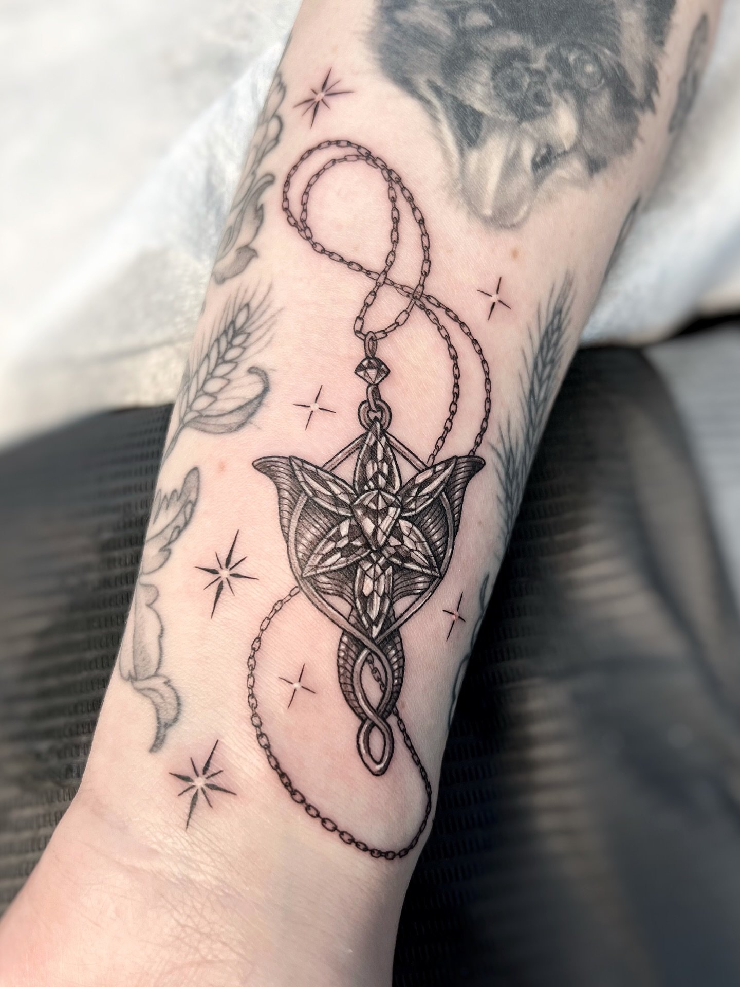 A small roundup of my Lord of the Rings tattoos from last year, finishing touches on the last one coming in February and I&rsquo;m so excited for that!
Done @atelier.eva 
&bull;
&bull;
&bull;
#lordoftherings #lotrtattoo #lotr #thightattoo #gapfillert