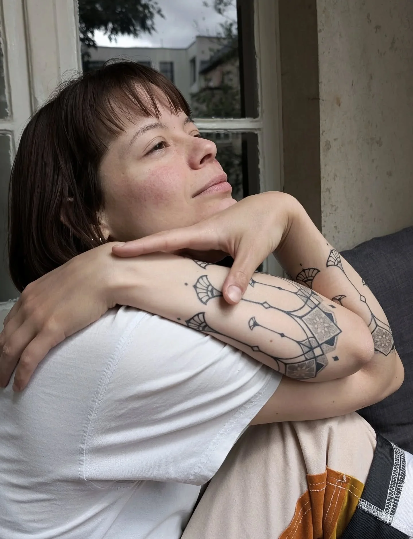 It was an honour to give my dearest friend and colleague her firstie as a collab project❤️ Happy 30th @tici.flaam ! 🥳🥳🥳 Thanks for all the precious years and fun sessions (not without a sweat drop 😅). ❤️❤️❤️
.
#spiegelblatt #nuccatattoo #goldengo