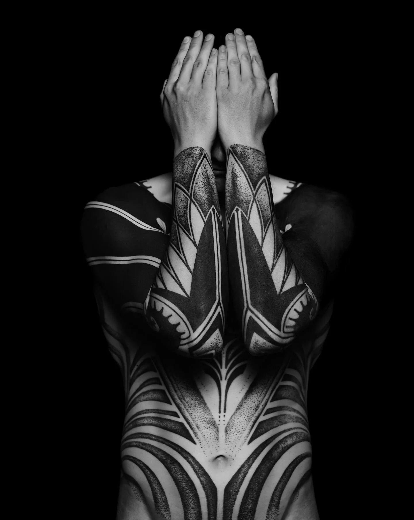 Ten years ago it started with a cover up and my first blackout. Thanks Steven for your skin, trust and friendship🫶 I still call it a signature project and learned a lot :)
.
#spiegelblatt #goldengooselab #berlintattoo #tattooberlin #friedrichshainta