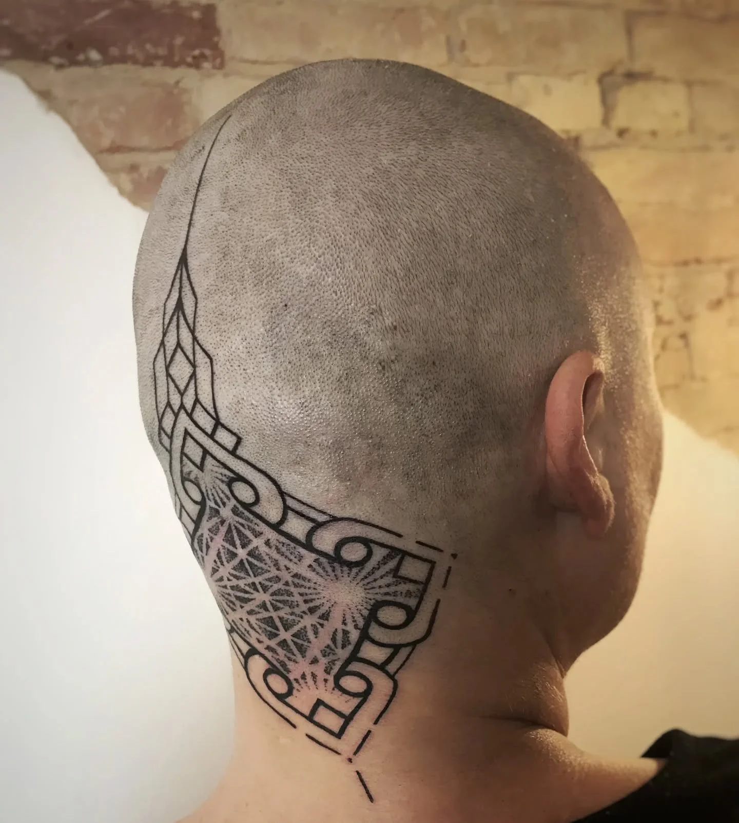 A wonderful project on a superbrave human✊🩷☀️. Fck cancer!
.
#goldengooselab #spiegelblatt #berlintattoo #berlintattooatelier #tattooatelierberlin #friedrichshaintattoo #tattoofriedrichshain #fckcancer #queerfriendlytattoostudio