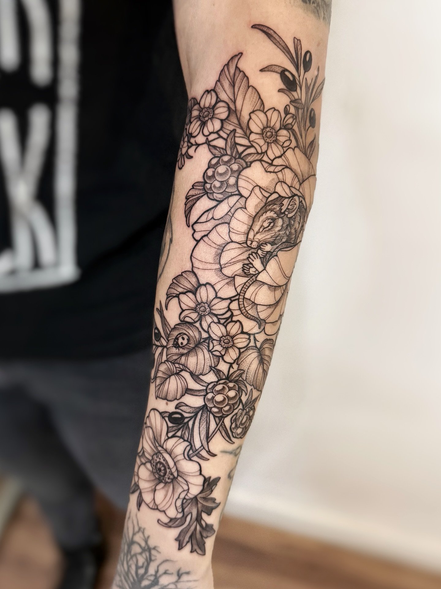 Yesterday we tattooed this gap filler with an adorable tiny mouse for Laura, amidst flora found in Italian gardens 🌿
&bull;
&bull;
&bull;
#flowerstagram #floraldesign #animaltattoo #berlintattoo #illustrativetattoos #femaletattooist #blacktattoos #a