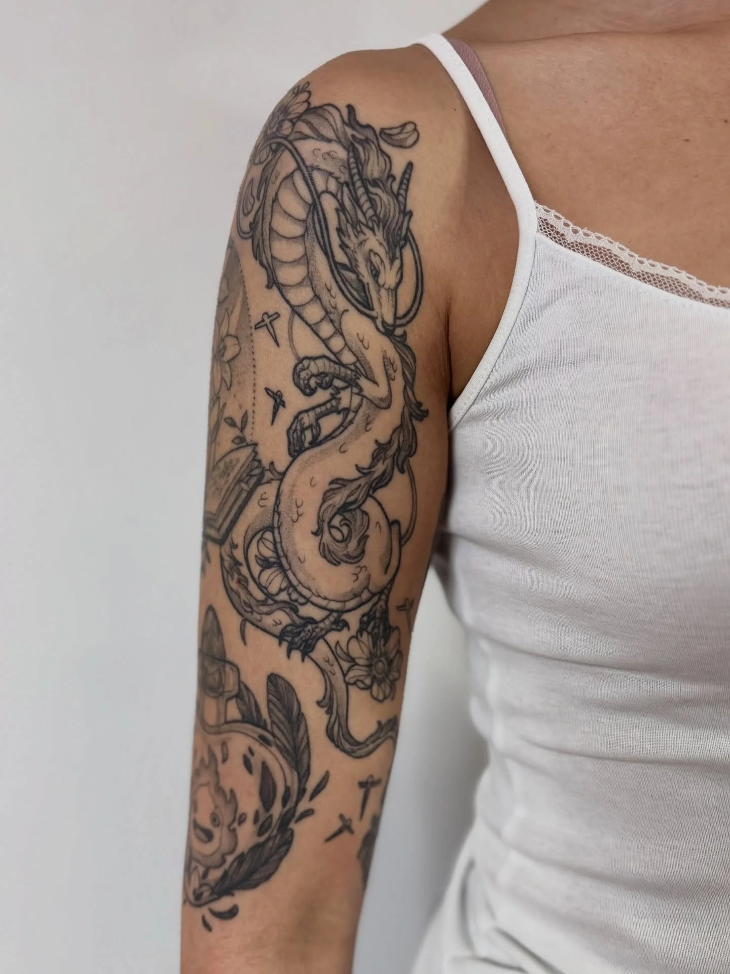 A collection of tattoos that began in 2019 and now we&rsquo;re finalizing the last spots. Thank you for the good times Miri @furuhaa 💝
&bull;
&bull;
&bull;
#pepaxofficial #haku #ghiblitattoo #studioghiblitattoo #healedtattoo #smalltattooideas #gapfi