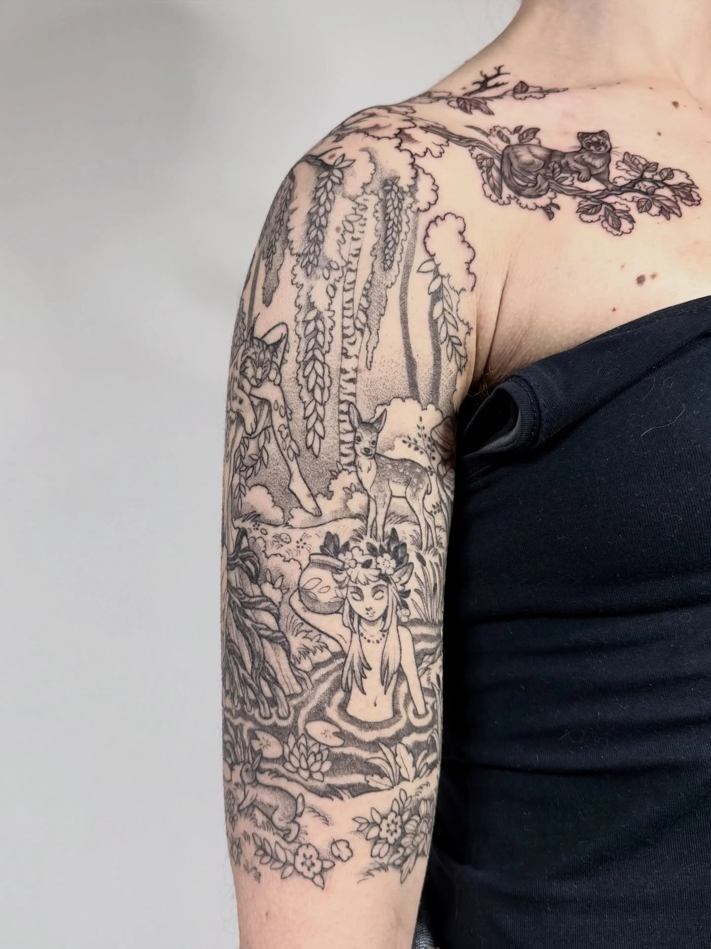 With Silvia's keywords &bdquo;forest scene&ldquo; and &bdquo;feminist utopia&ldquo;, we designed her upper arm piece. The arm is healed, and the chest is just finished! I&rsquo;m loving this project so much! 🌿
&bull;
&bull;
&bull;
#armtattoo #chestt