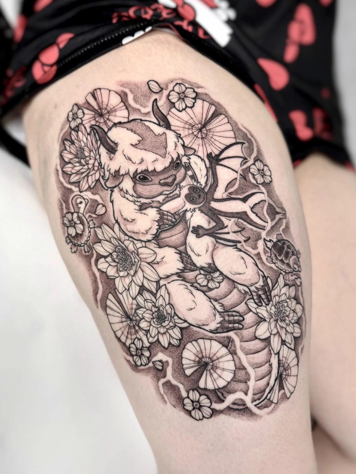 Baby Appa and Momo lake day fun 🫧 - lines healed and shading fresh on this avatar tattoo ✨
&bull;
&bull;
&bull;
#avatarthelastairbender #appalove #avatarfanart #illustrativetattoo #thightattoo #animetattoo #summertimefun #berlintattooers #femaletatt