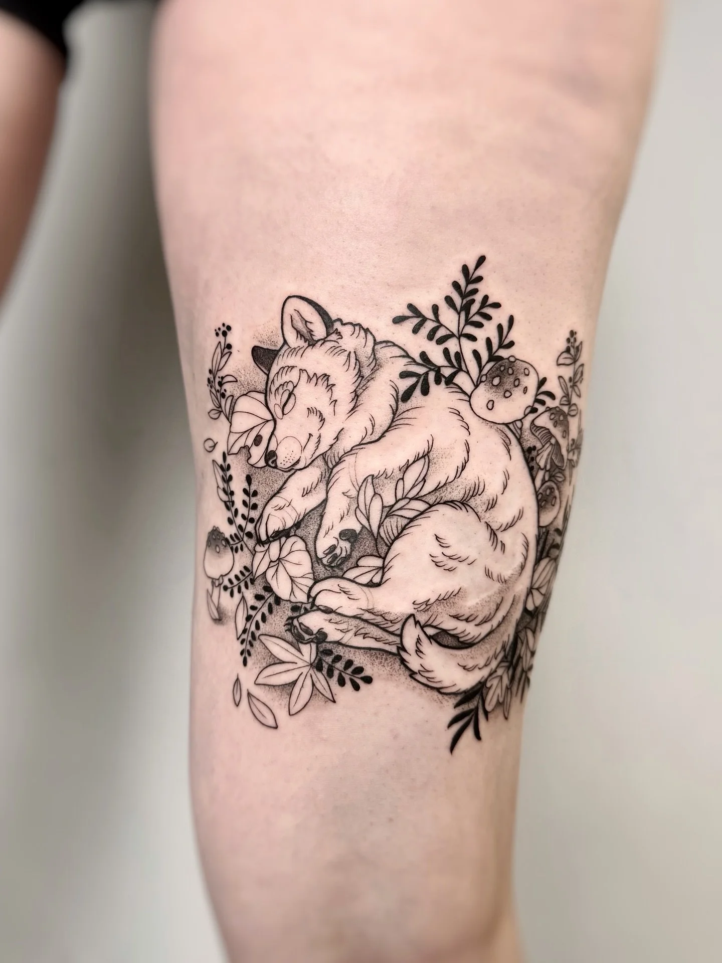 The little wolf pup has a permanent spot on Bonnie&rsquo;s leg from now on, dreaming of future adventures 🌿
&bull;
&bull;
&bull;
#puppiesofinstagram #thightattoo #linework #smalltattooideas #blacktattooart #berlintattoo #wolfstagram #nyctattooartist
