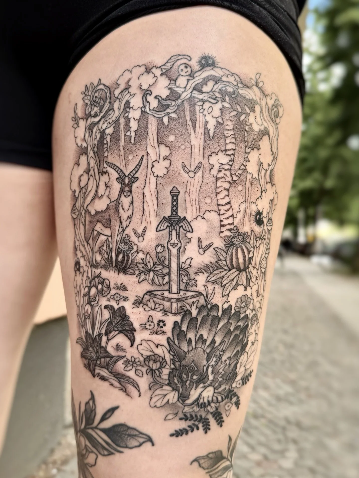 🌿 I&rsquo;m glad we finished the shading on Karen&rsquo;s tattoo this week, right on time before I&rsquo;m taking the rest of the month off ☺️ 🏝️ Thank you for the nice idea and the fun session! 
&bull;
&bull;
&bull;
#legendofzelda #videogametattoo