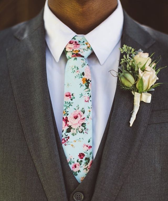 Love that the groom decided to wear a fun tie instead of a plain one!