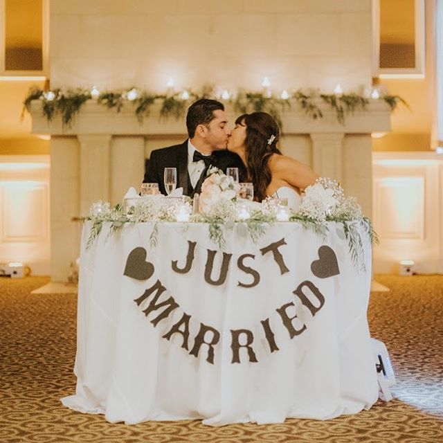 Talk about sweetheart table goals! Simple, elegant, and picture perfect!