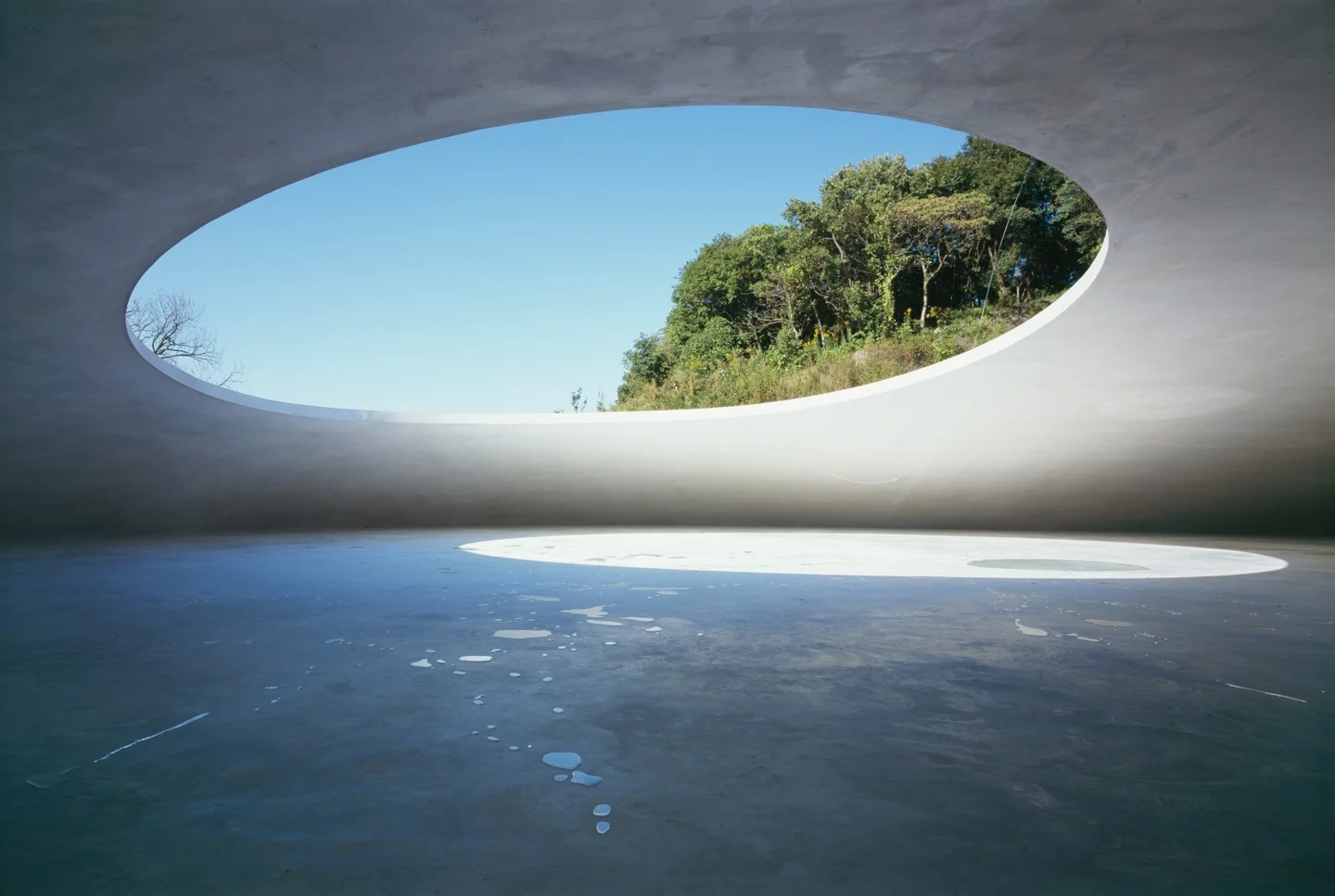 Images from the Le Archives Du Coeur and Teshima Island Art Museum website. Photographs are strictly prohibited inside the museums.