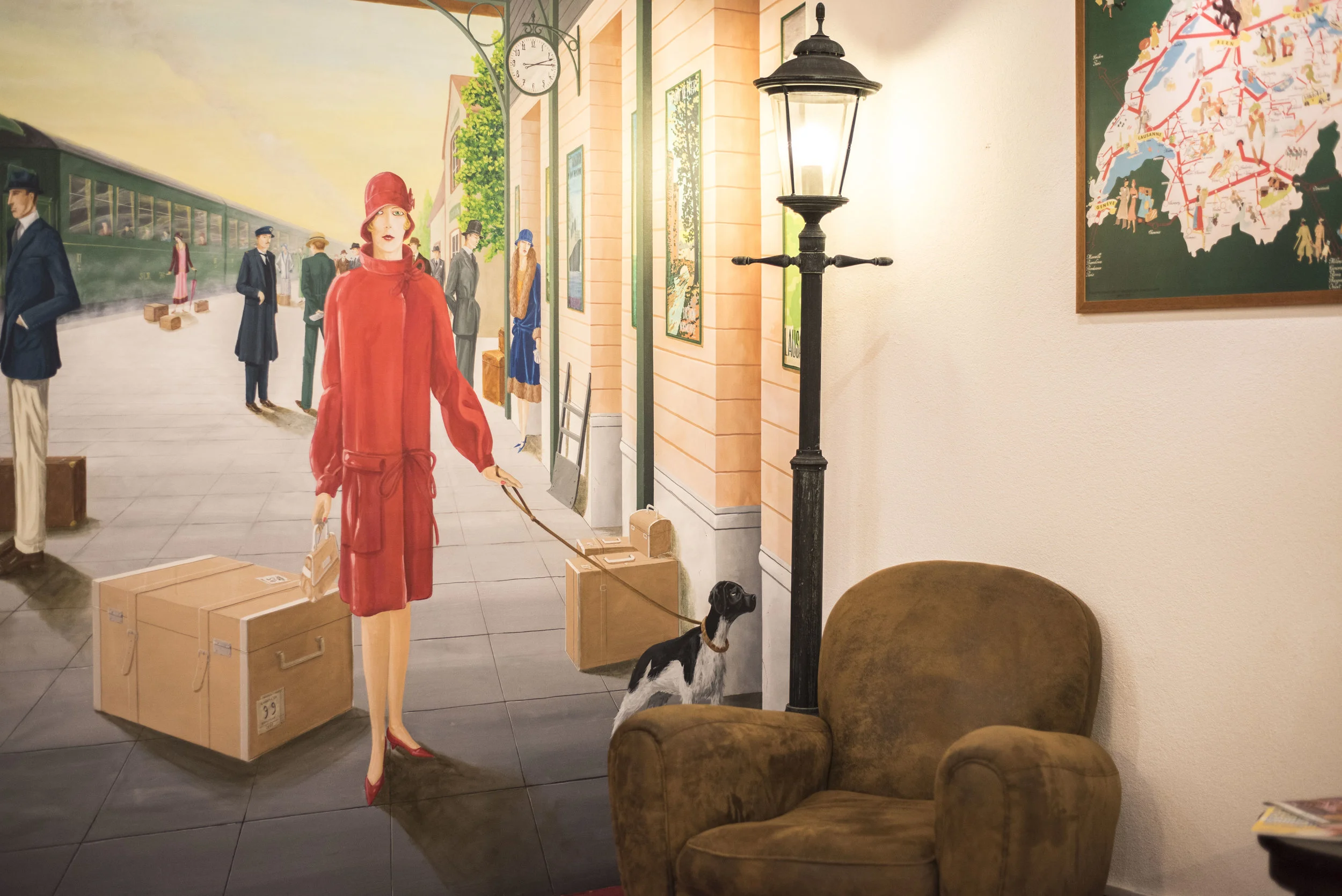Wall mural depicting a train arrival scene.