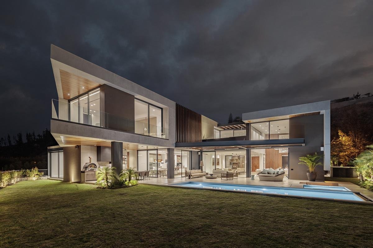 PARALLELOGRAM HOUSE || This Residence in Ecuador Maximizes the Connection to the Stunning Landscape