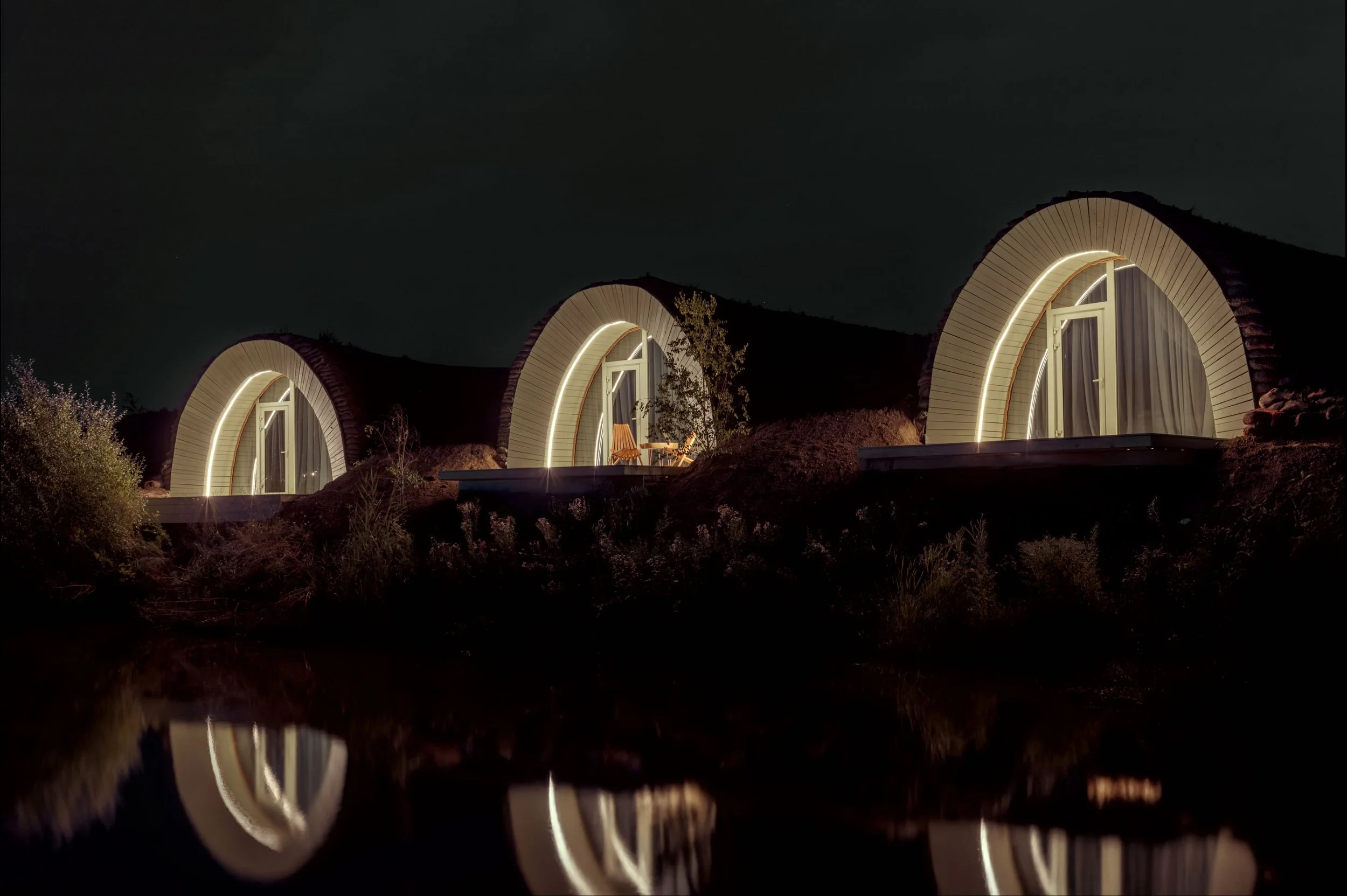 FROM STRAW TO SHELTER || Hobbit Wake Houses Blend Folklore and Low-Tech Innovation on Moldova’s Lakeshores