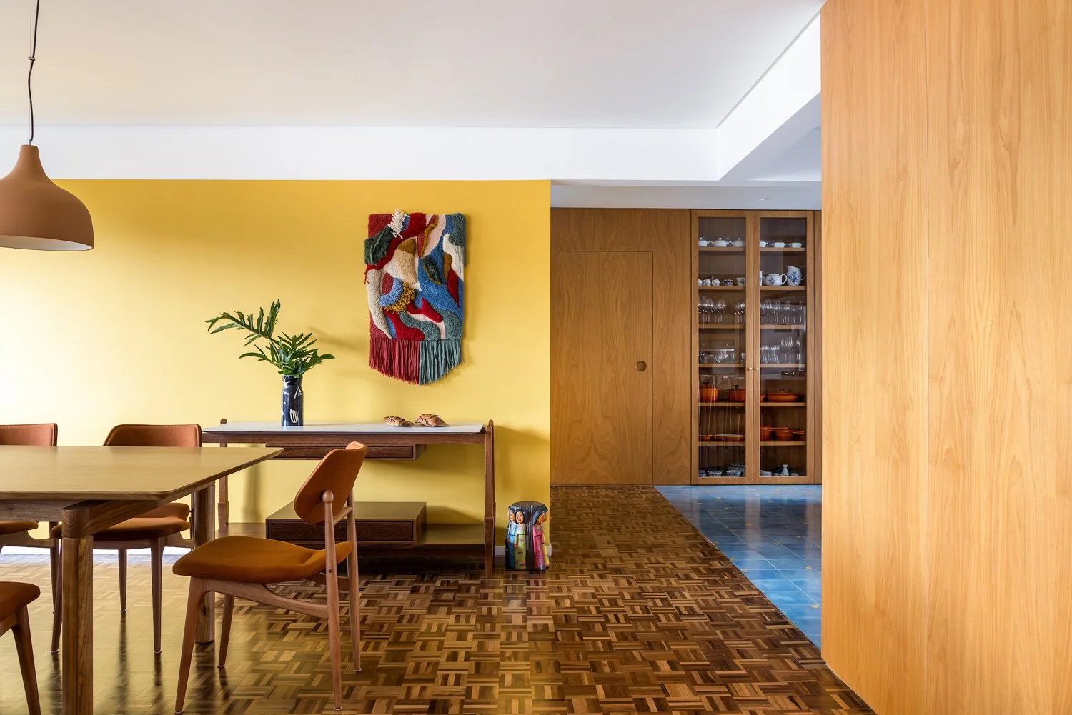 COLOUR AS IDENTITY || A Brazilian Apartment Defined by Material, Tone, and Modernist Warmth