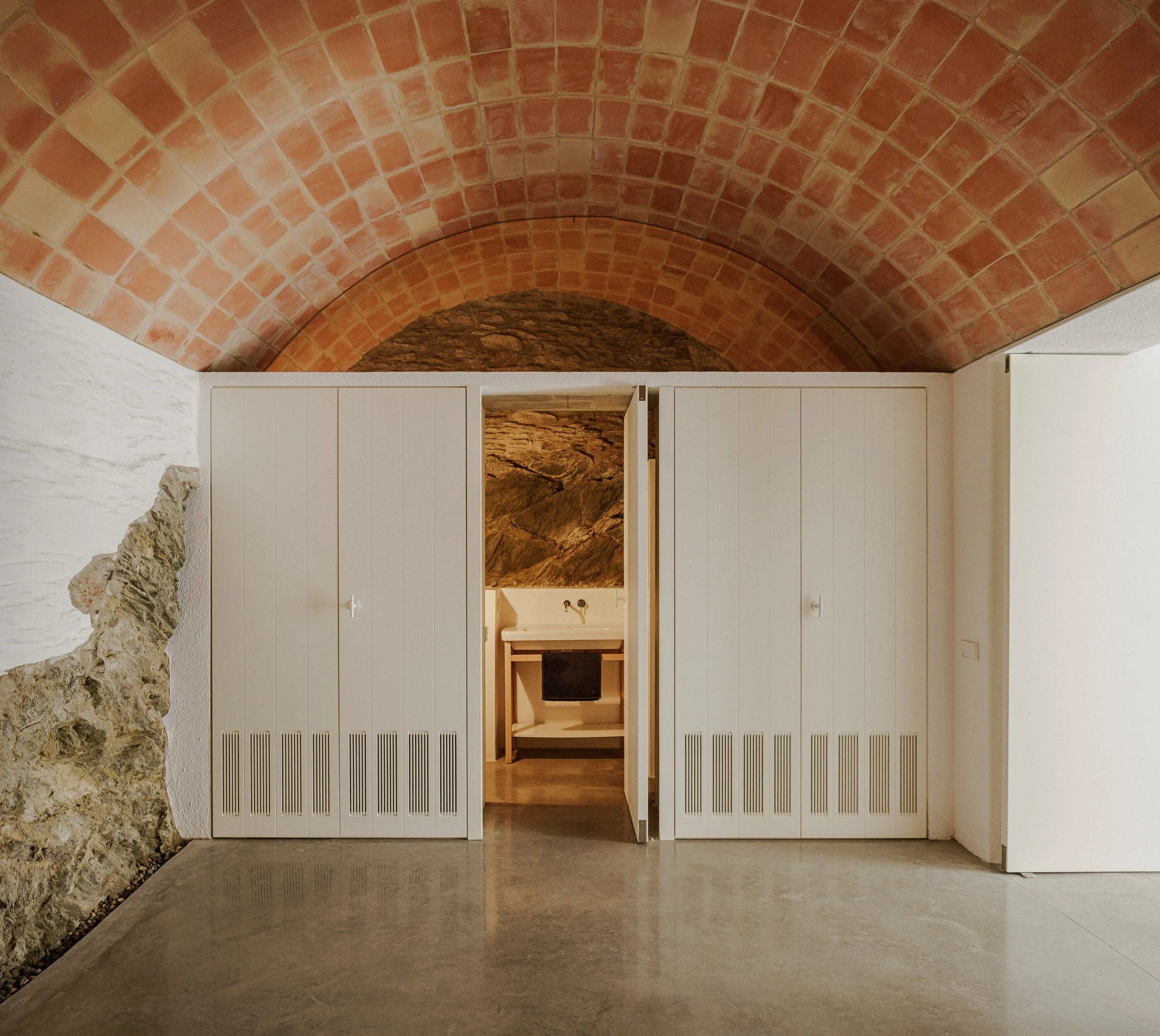 THE HOUSE THAT ALREADY KNEW || A Fisherman’s Home in Cadaqués Reclaims Mediterranean Climate Wisdom