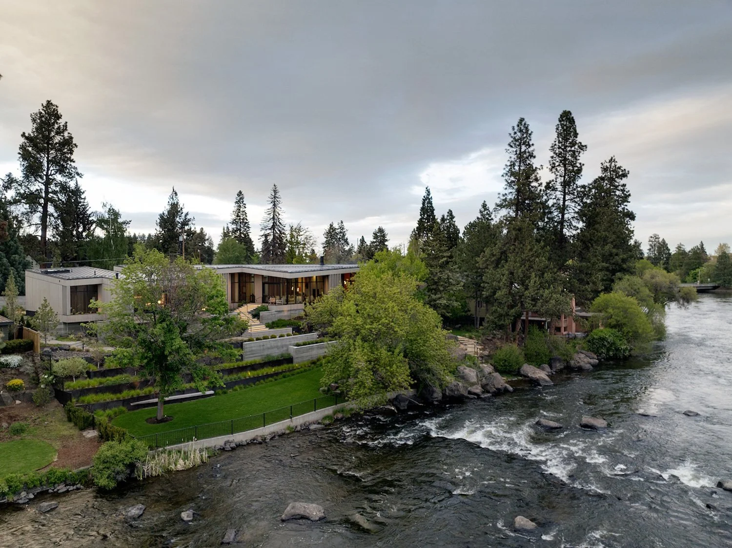 RIVERFOLD HOUSE || Inside a Central Oregon Residence Shaped by River and Volcanic Rock