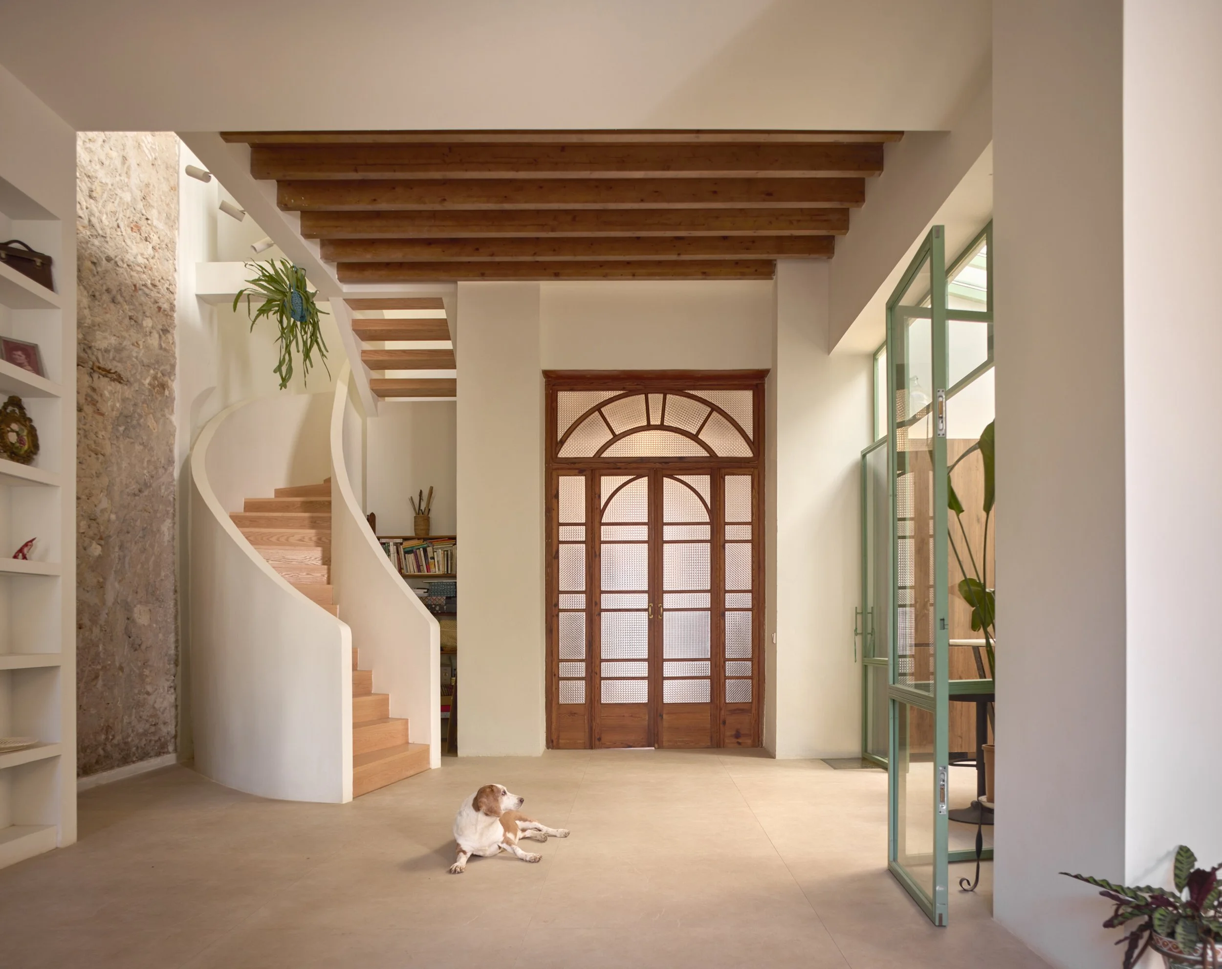 THE DOCTOR'S HOUSE || How a Brick Facade Home in Turís Reconciled Solitude and Reunion