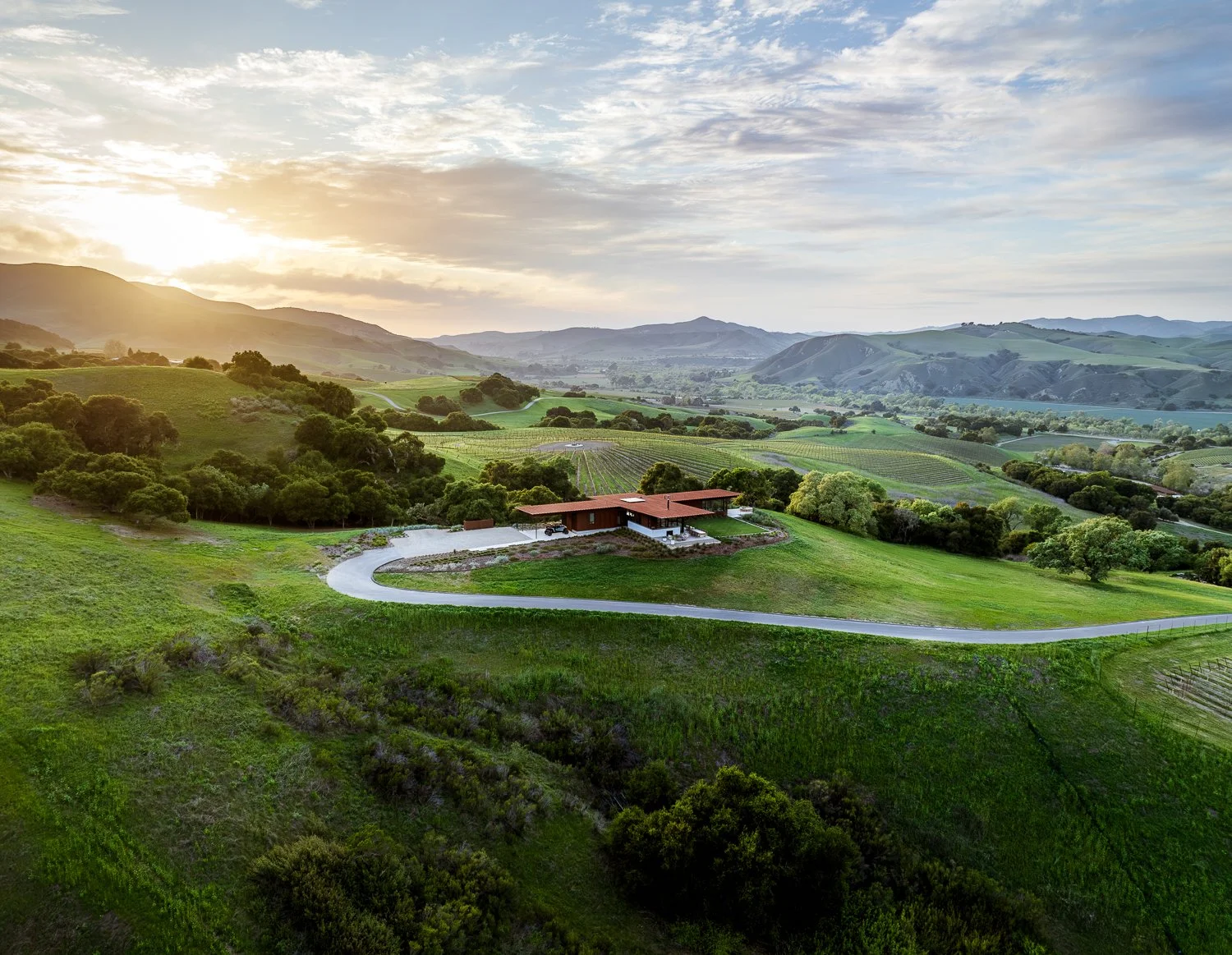 VINEYARD RESIDENCE || Clayton Korte's One-Room-Wide Home in Buellton, California, Opens to the Hills