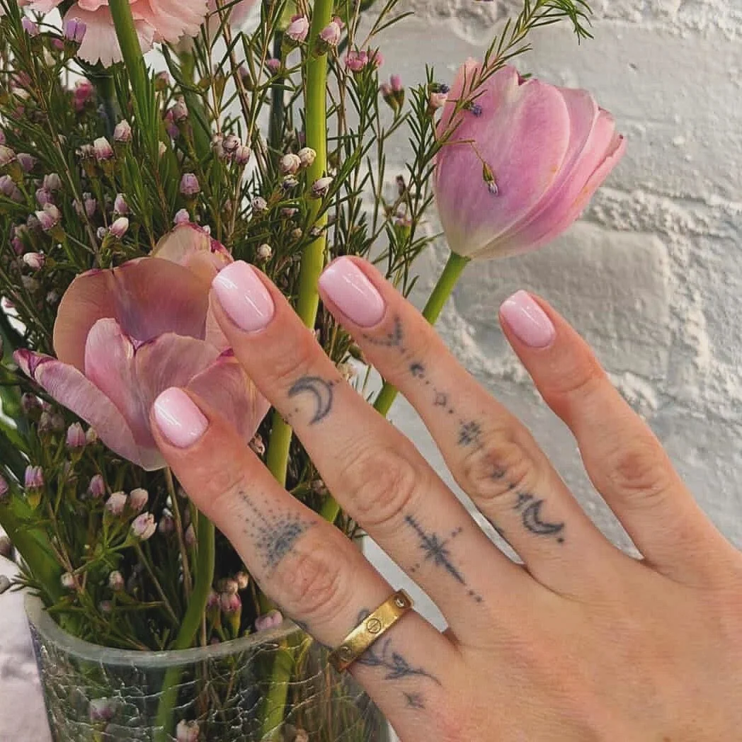 Next stop: spring 💐 
Nails by @luu_nyc for the beautiful @carlylawrence 💕

#SpringNails #PinkNails #PastelNails #SoftGirlNails #MinimalNails