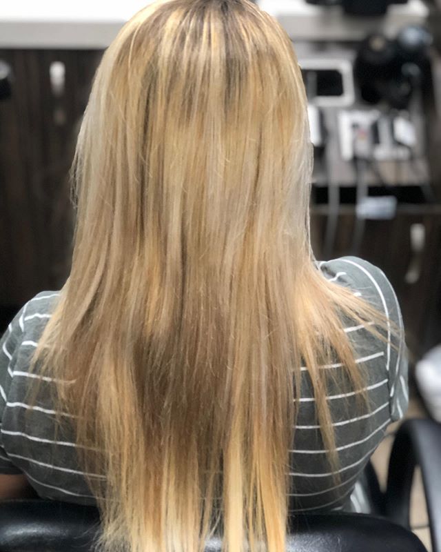 😱😱 This is what my color correction guest walked in with. Swipe left to see how beautiful her hair looks when she walked out.