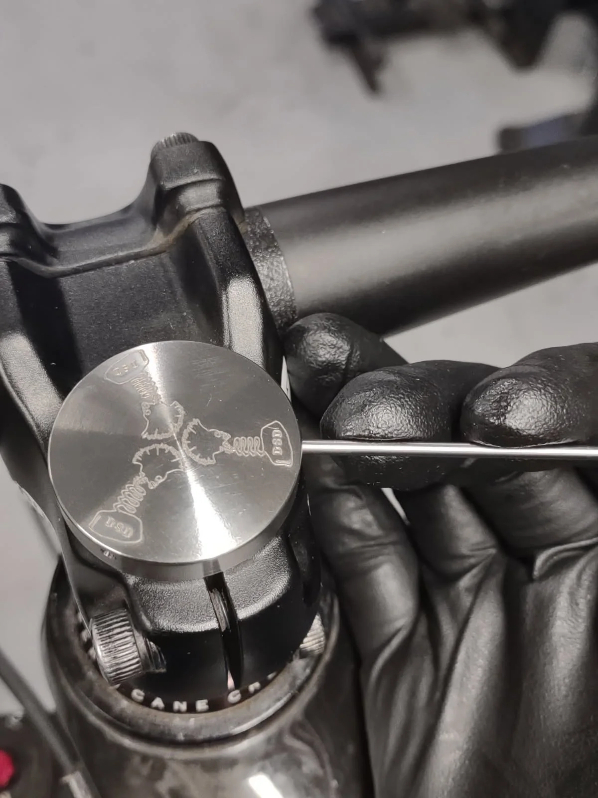 DSD Diaz Suspension Design mountain bike top cap with black and silver mohawk logo