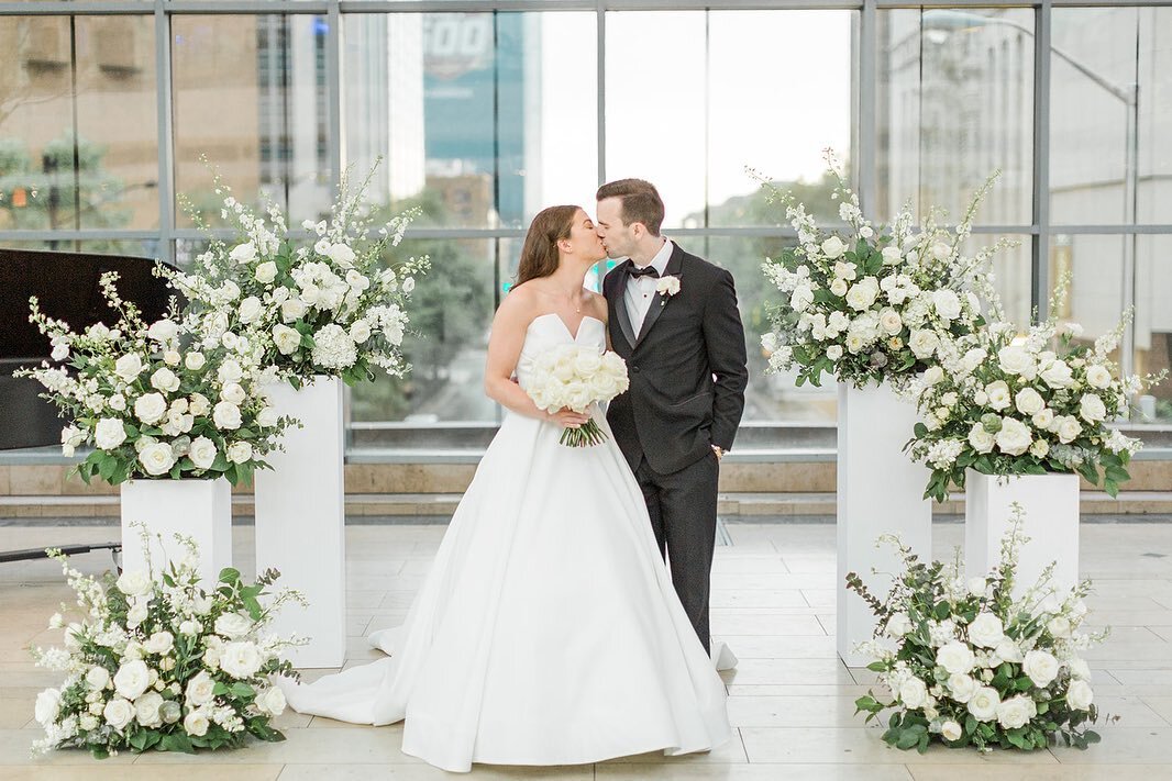 What a magical wedding these two lovebirds had this past weekend! 💕

Gorgeous sneak peeks from the mega talented @chloeluka. So many thoughtful touches all designed by the ever-creative @emilyventuradesigns. The rest of the vendor dream team:
@artsc