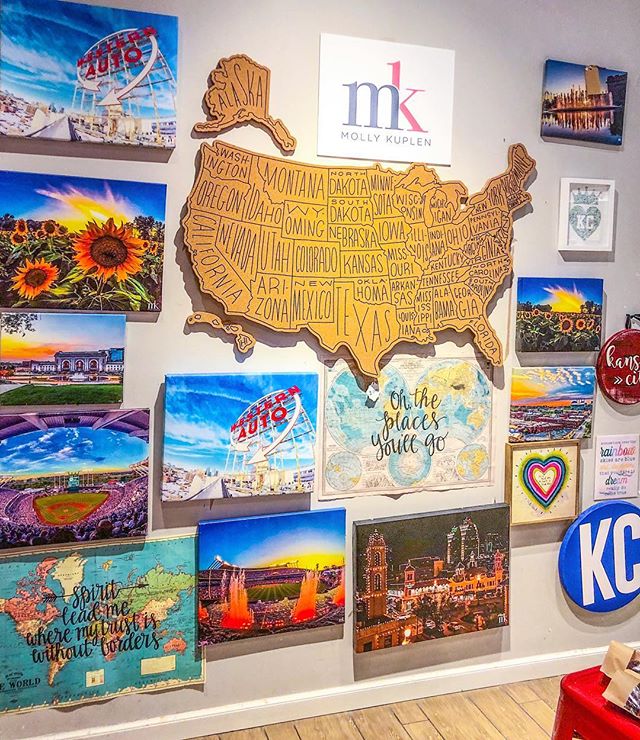 @hmkplaza is all stocked up and ready for spring! The sun is finally out and if you ask me, this is perfect &ldquo;plaza weather&rdquo; 😉☀️💗
&bull;
&bull;
&bull;
&bull;
#wallart #canvasprints #canvas #kansas #missouri #kansascity #decor #homedecor 