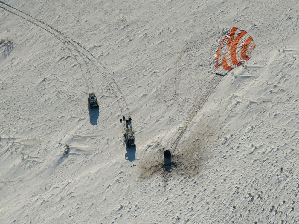  Search and recovery teams arrive at the landing site of Soyuz MS-05. Credit: NASA/Bill Ingalls 