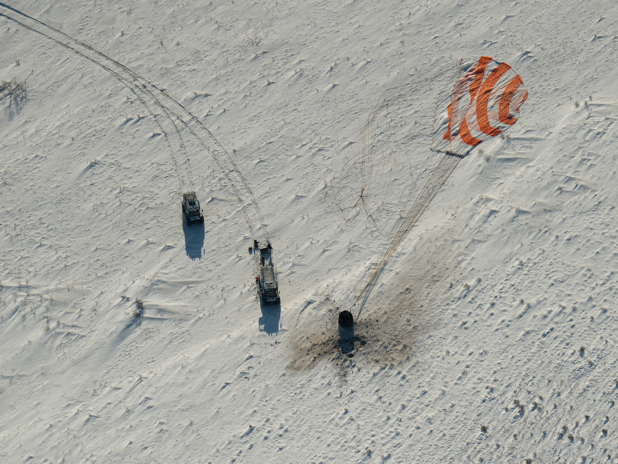 Search and recovery teams arrive at the landing site of Soyuz MS-05. Credit: NASA/Bill Ingalls