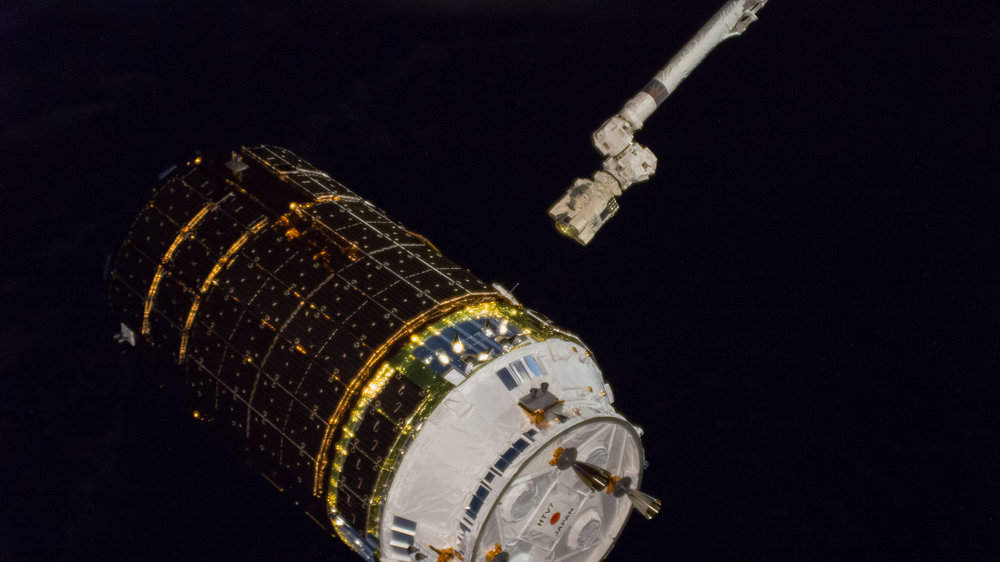  The robotic Canadarm2 nears the grapple fixture of the Kounotori 7 spacecraft to capture the free-flying vessel. Credit: NASA 